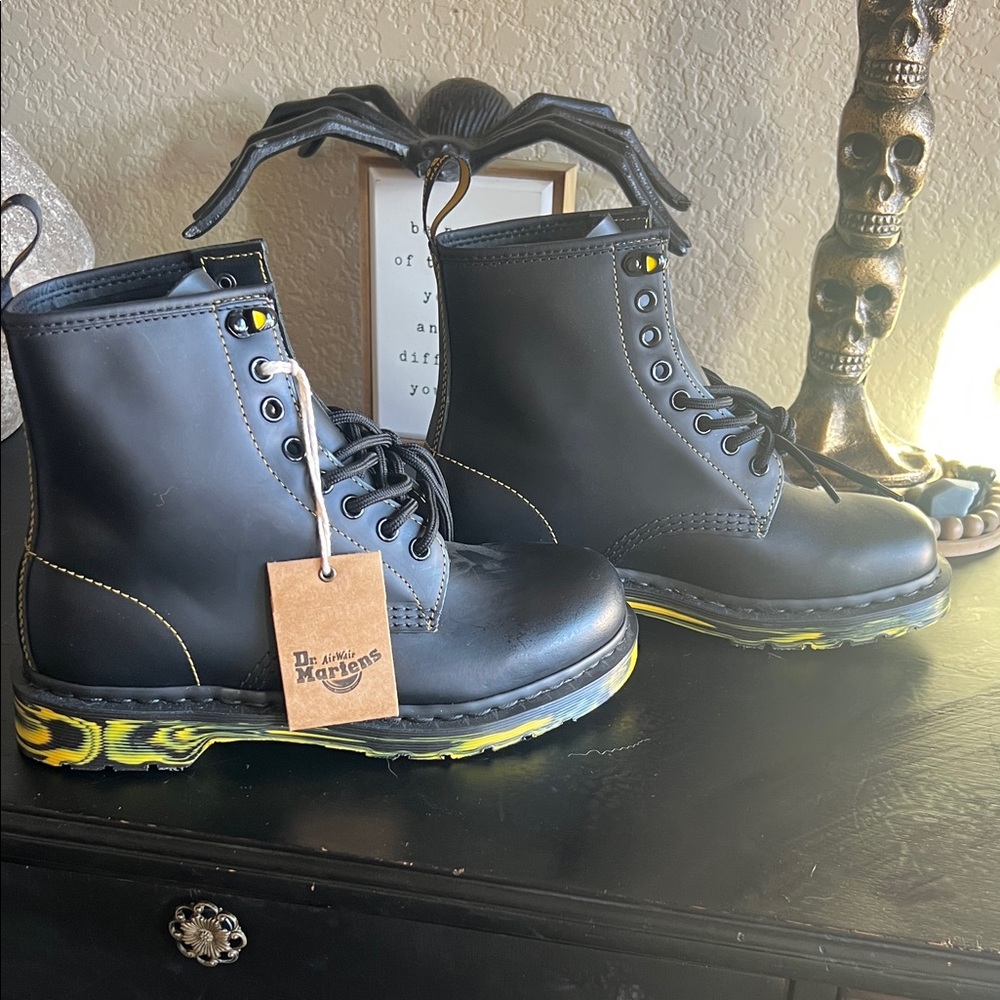 New w/tags - 1460 Marbled Sole Smooth Leather Lace Up Boots size 7